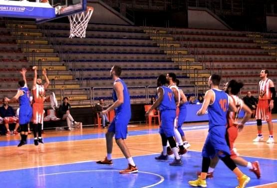 Pallacanestro: il Martina batte il Castellaneta e riapre per il terzultimo posto Pallacanestro: il Martina batte il Castellaneta e riapre per il terzultimo posto