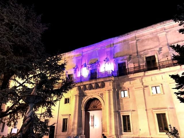 Il Palazzo Ducale diventa rosa in favore della ricerca sul cancro Il Palazzo Ducale diventa rosa in favore della ricerca sul cancro