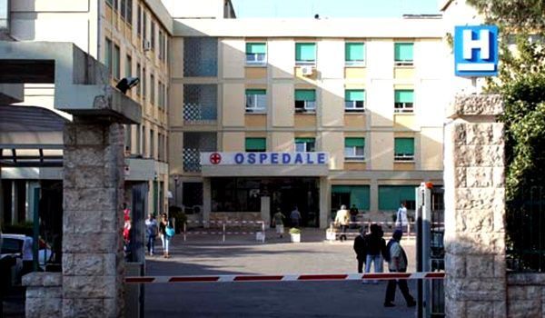 Il sindaco: personale dell'ospedale con il Covid. Marraffa e Perrini attaccano la Regione